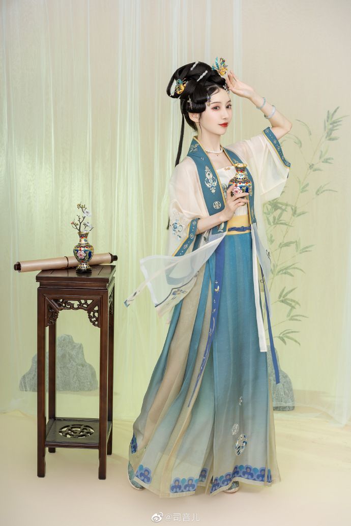 Summer Elegance in Hanfu:The Allure of Jin-Jin Dynasty Style for Women Summer Elegance in Hanfu:The Allure of Jin-Jin Dynasty Style for Women