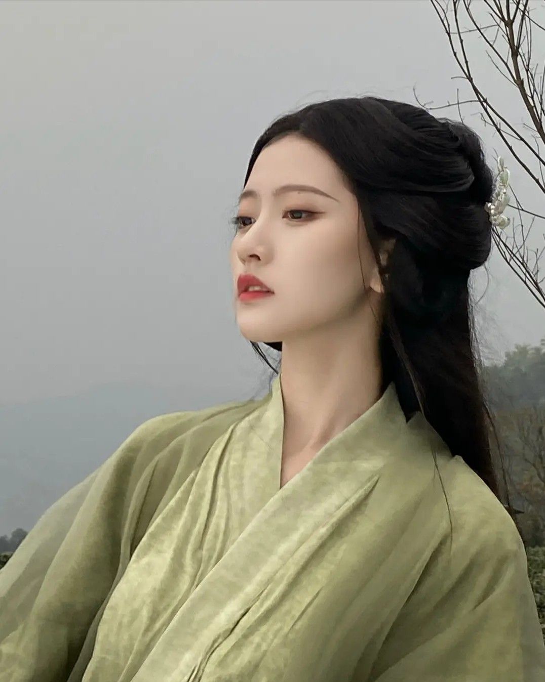 The Enchantment of a Red Qipao for an Engagement Ceremony:A Long-Standing Tradition The Enchantment of a Red Qipao for an Engagement Ceremony:A Long-Standing Tradition