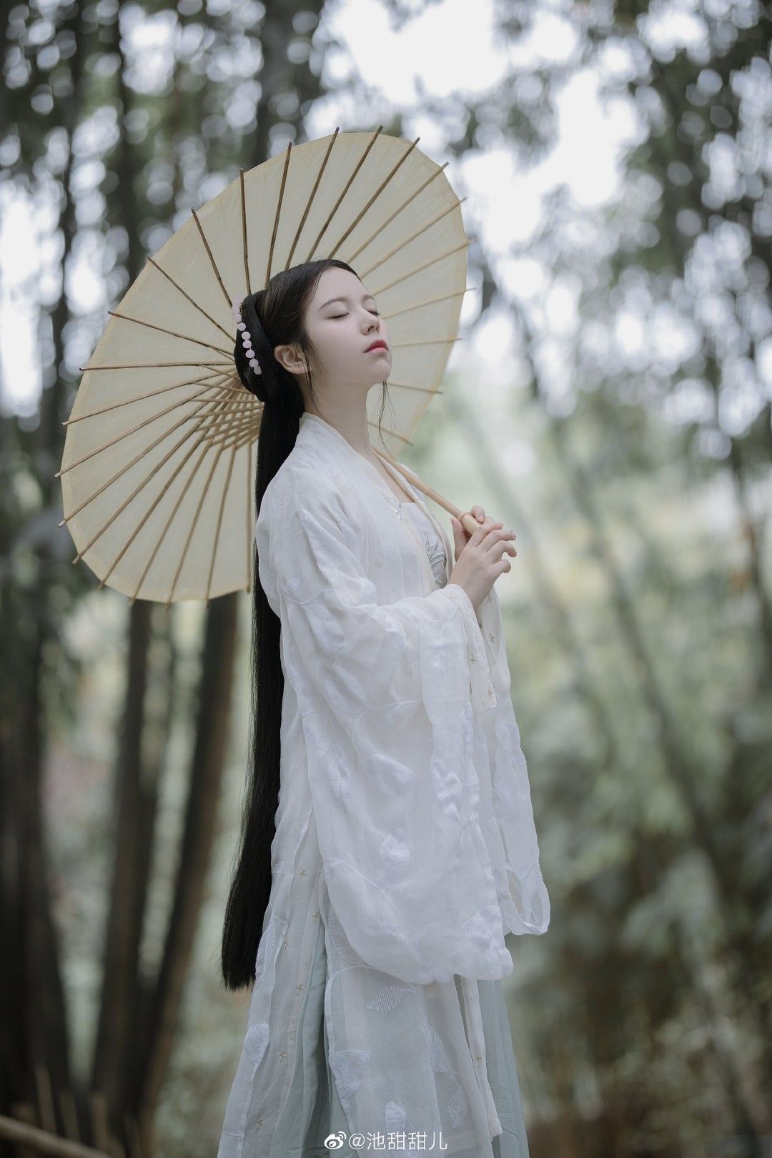 Embracing Modernity in Traditional Style:The Evolution of the Hanging-Sleeve Cheongsam Skirt Embracing Modernity in Traditional Style:The Evolution of the Hanging-Sleeve Cheongsam Skirt
