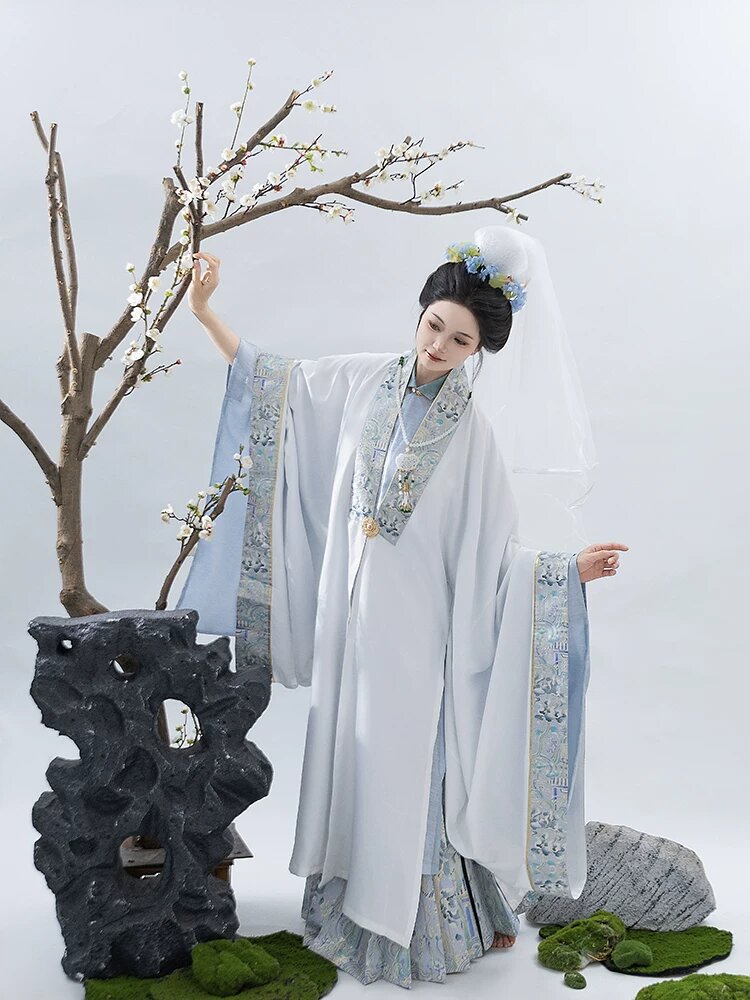 Elegant Women in Ancient China:The Beauty of Hanfu Traditional Costumes Elegant Women in Ancient China:The Beauty of Hanfu Traditional Costumes