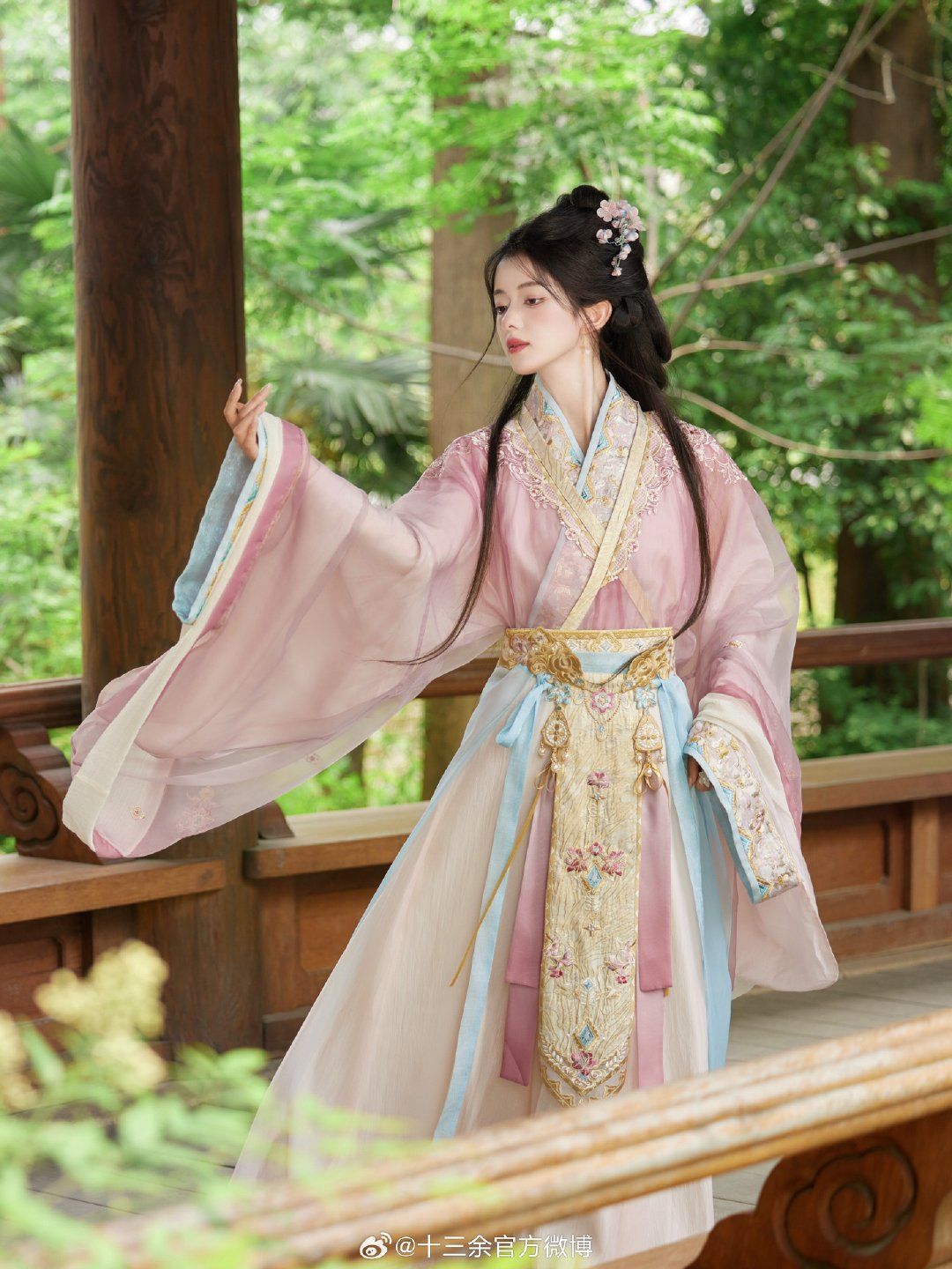 Little Girls Journey into the World of Hanfu Headdress Little Girls Journey into the World of Hanfu Headdress