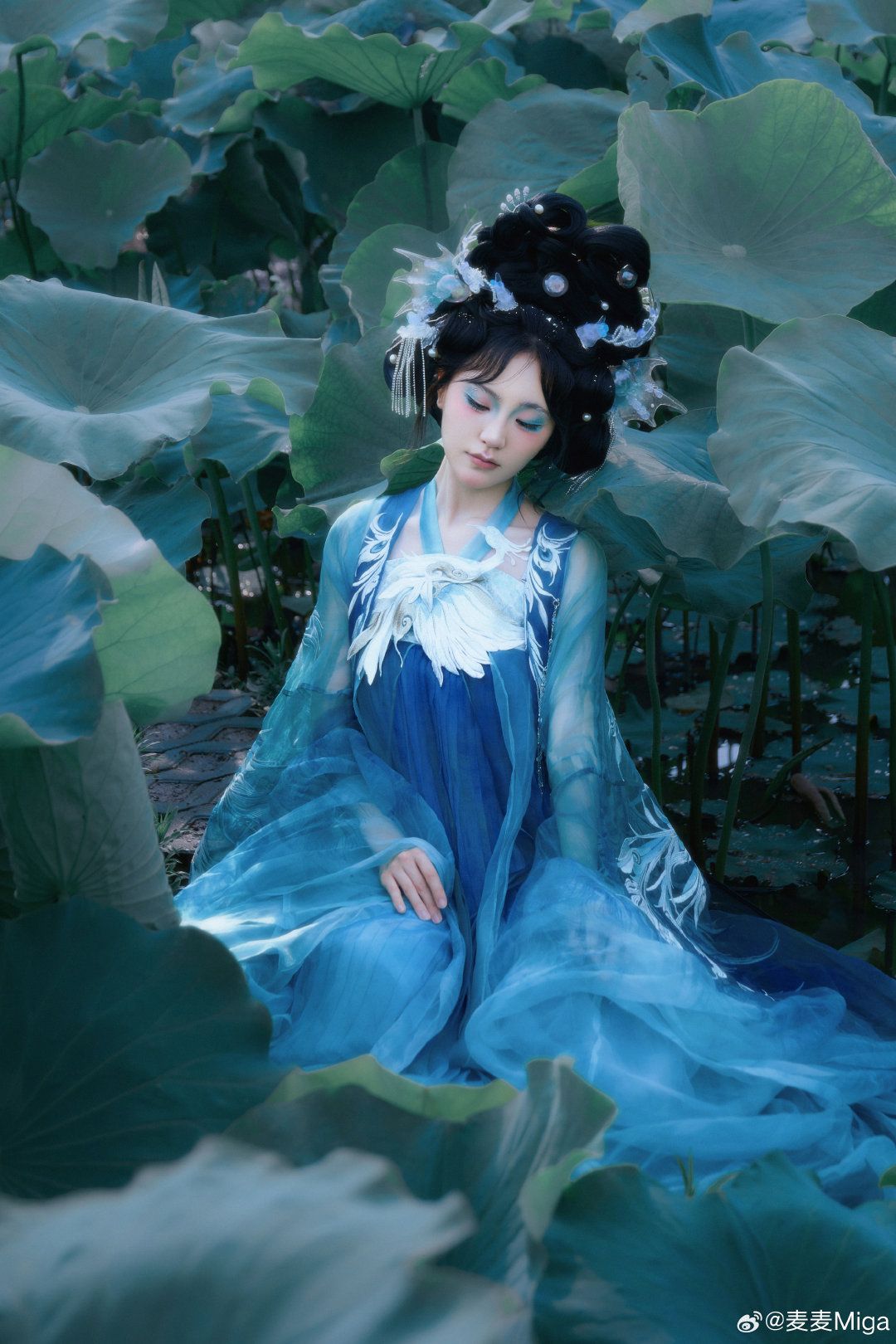 Autumn Elegance:The Revival of Hanfu in a Golden Age of Cultural Heritage Autumn Elegance:The Revival of Hanfu in a Golden Age of Cultural Heritage