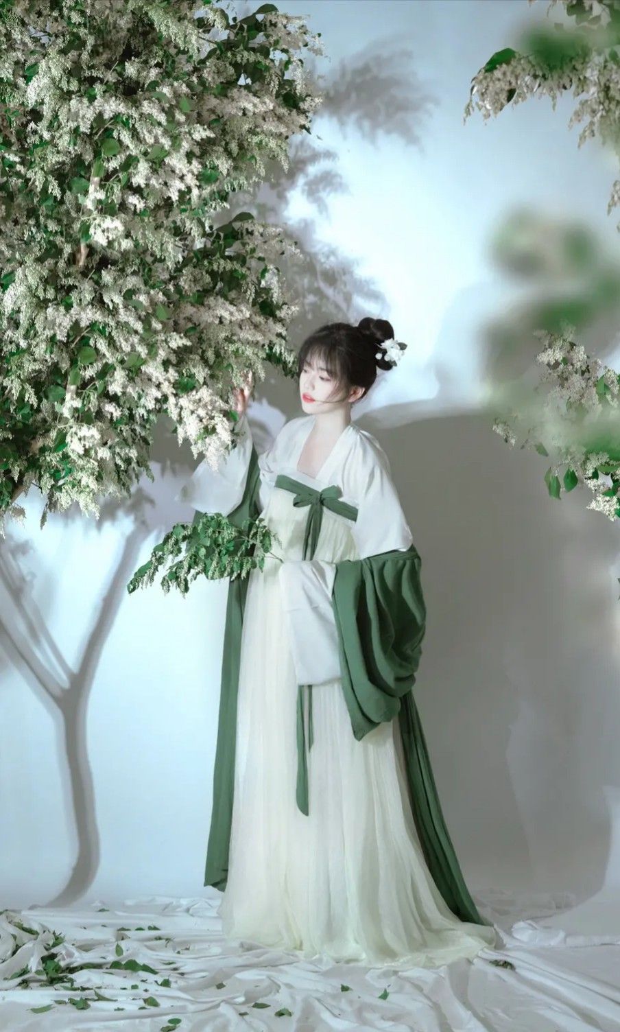 Elegant Girl in Traditional Hanfu Fashion:A Short-sleeved Journey Through Time Elegant Girl in Traditional Hanfu Fashion:A Short-sleeved Journey Through Time