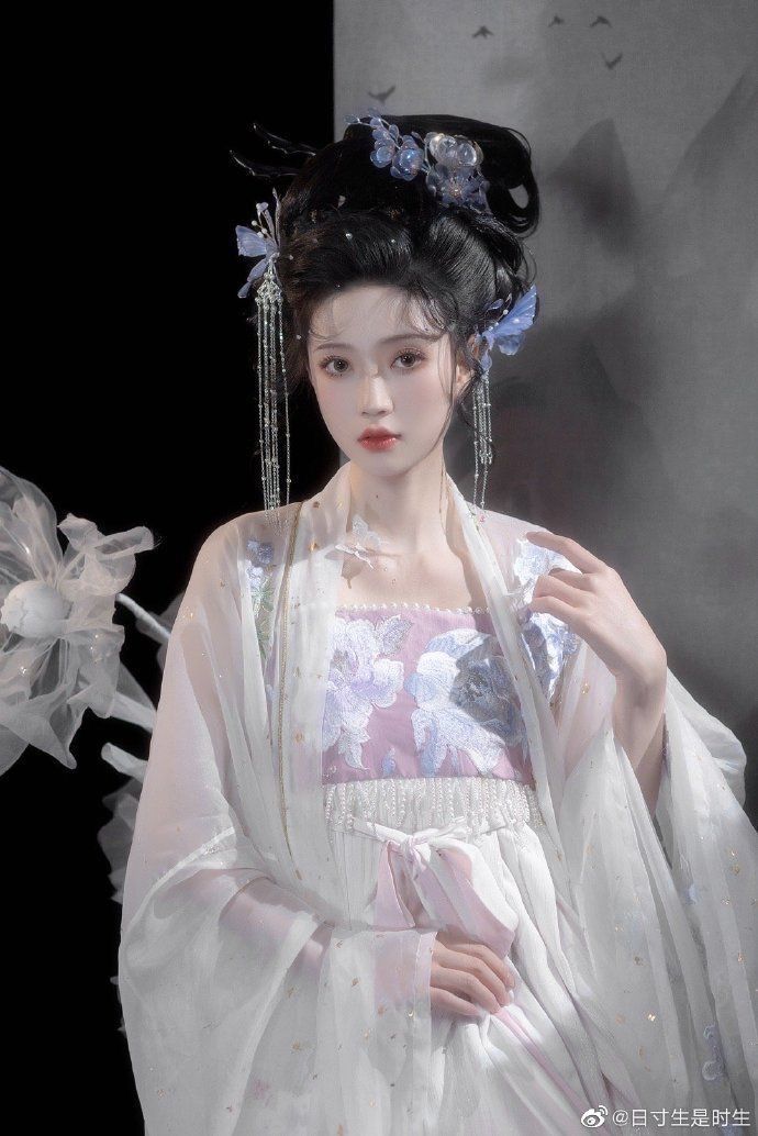The Enigma of a Hanfu Martial Arts Dame:A Tale of a Heroic Swordswoman in Traditional Elegance The Enigma of a Hanfu Martial Arts Dame:A Tale of a Heroic Swordswoman in Traditional Elegance