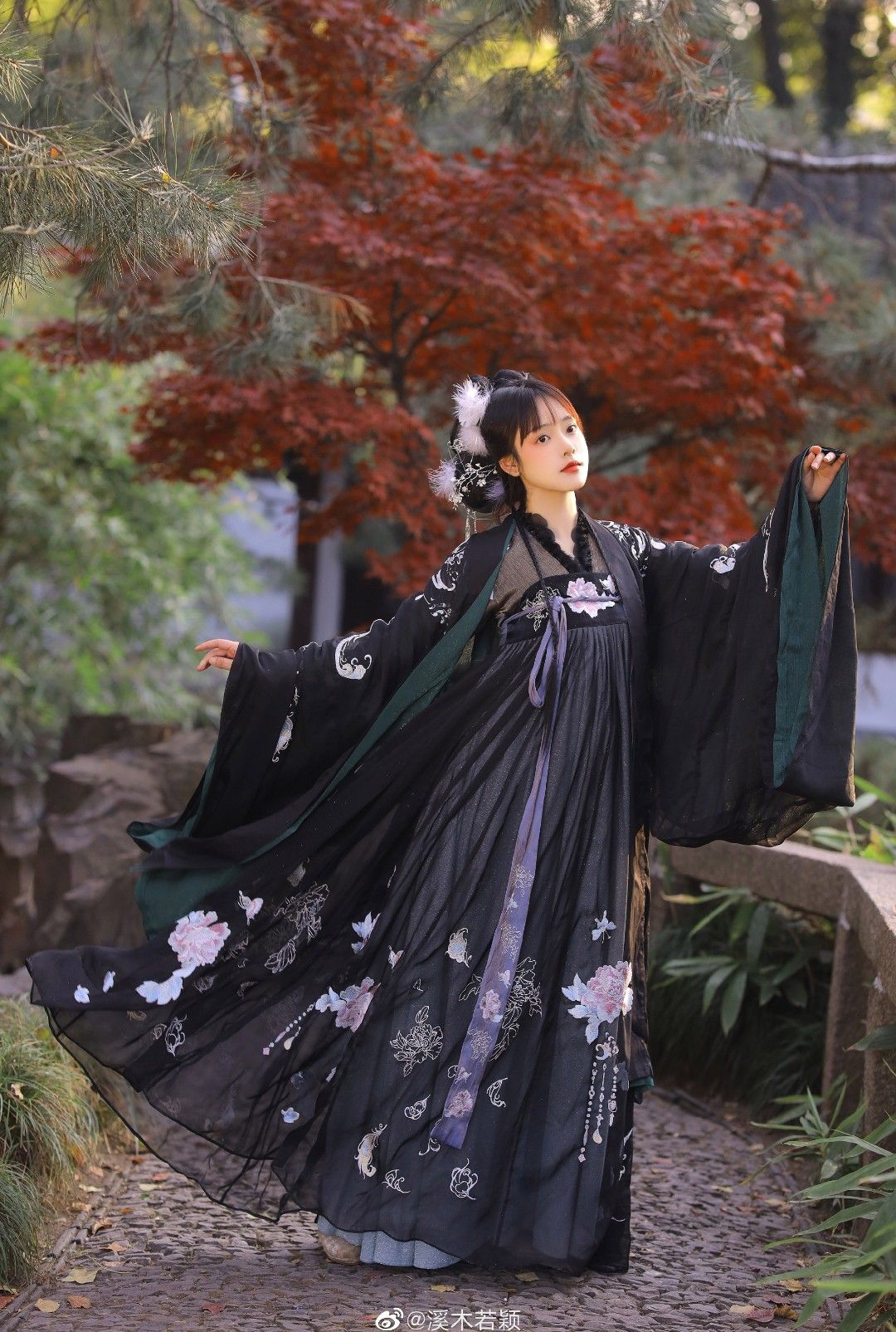 The Allure of the Traditional Chinese Hanfu:The Charm of the Overlapping Collar Style The Allure of the Traditional Chinese Hanfu:The Charm of the Overlapping Collar Style