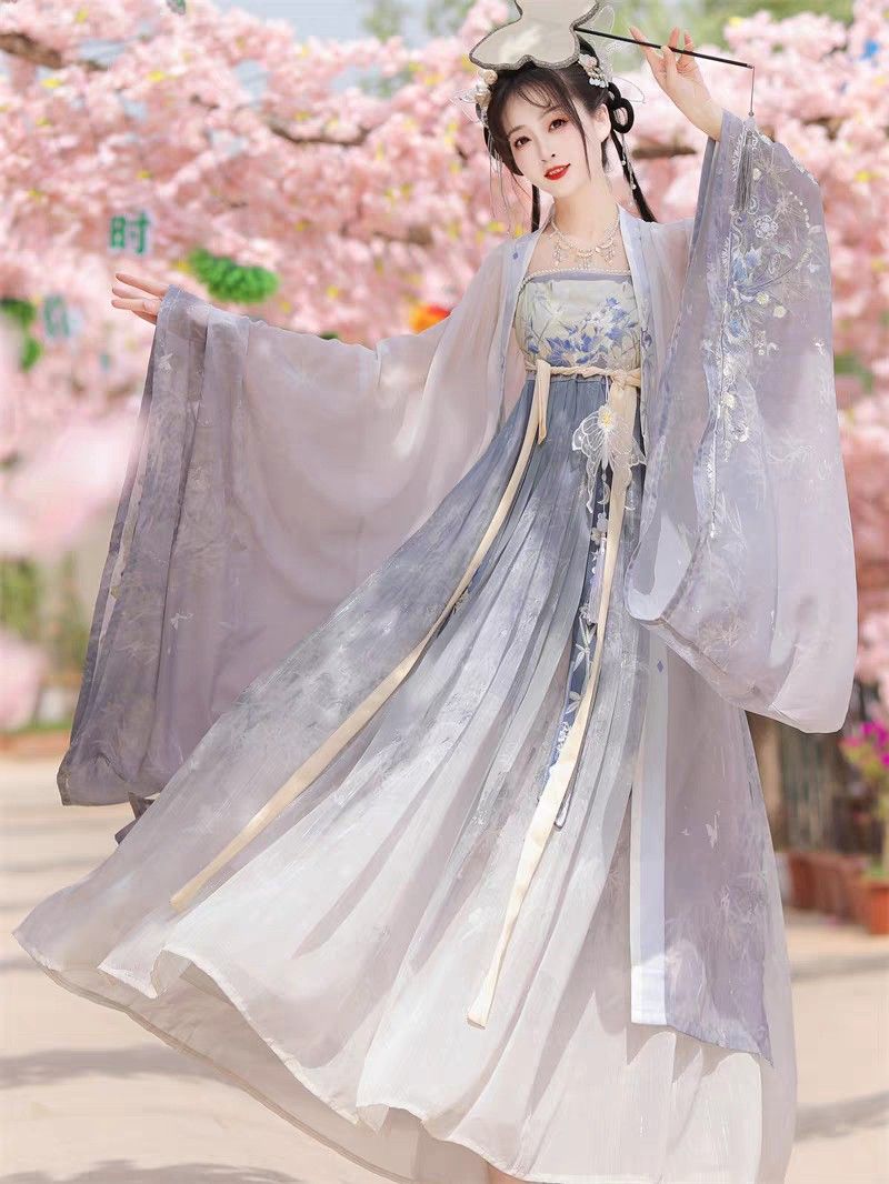 The Charm of Short-Length Cheongsam with Half-Sleeve Details The Charm of Short-Length Cheongsam with Half-Sleeve Details