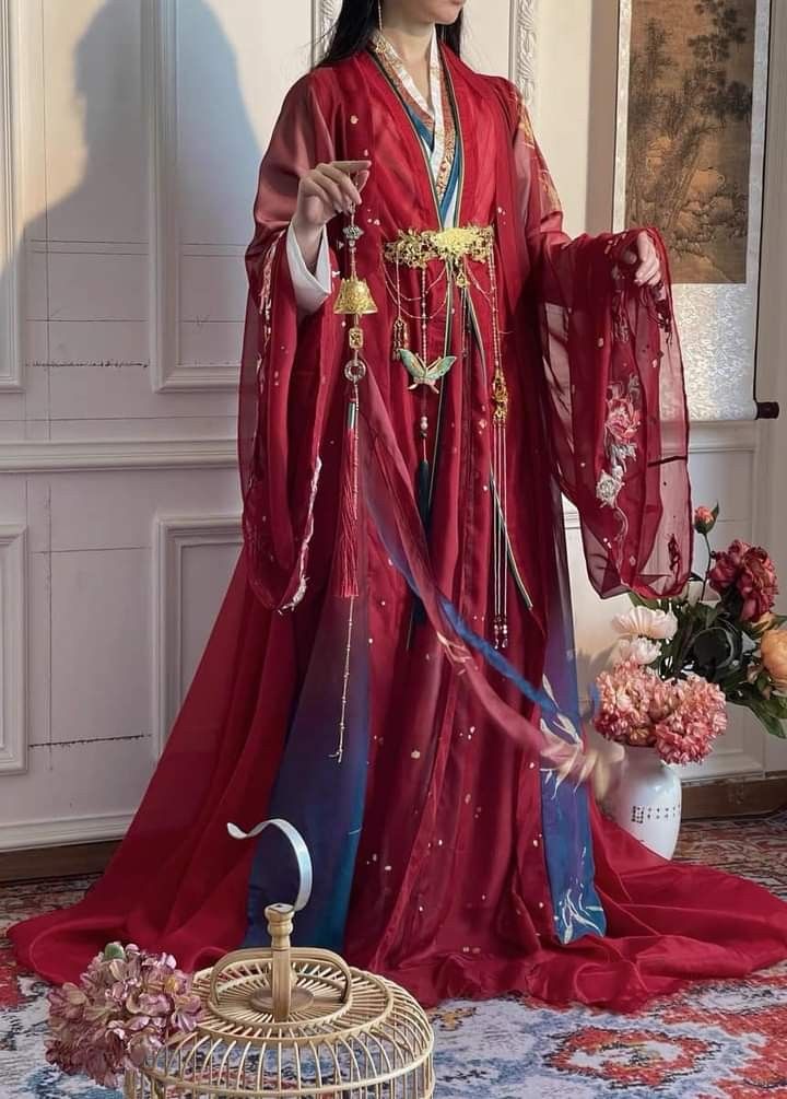 The Elegance of Long Cheongsam with Splits:A Cultural Journey