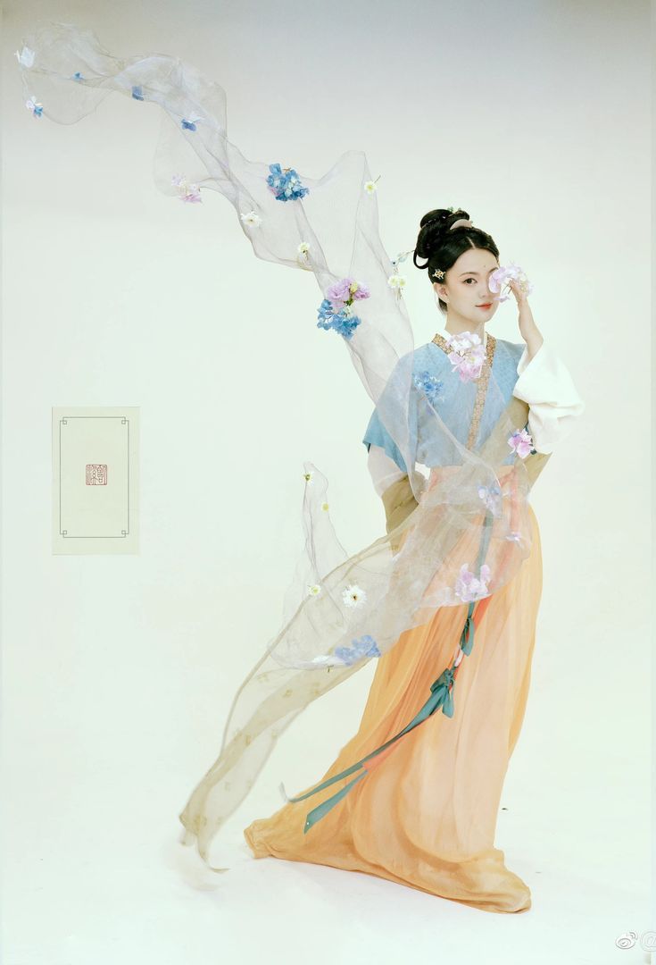 Embracing Modernity in a New Age of Cheongsam:Fashioning the 30-Year-Old Lady in Modern Qipao Embracing Modernity in a New Age of Cheongsam:Fashioning the 30-Year-Old Lady in Modern Qipao