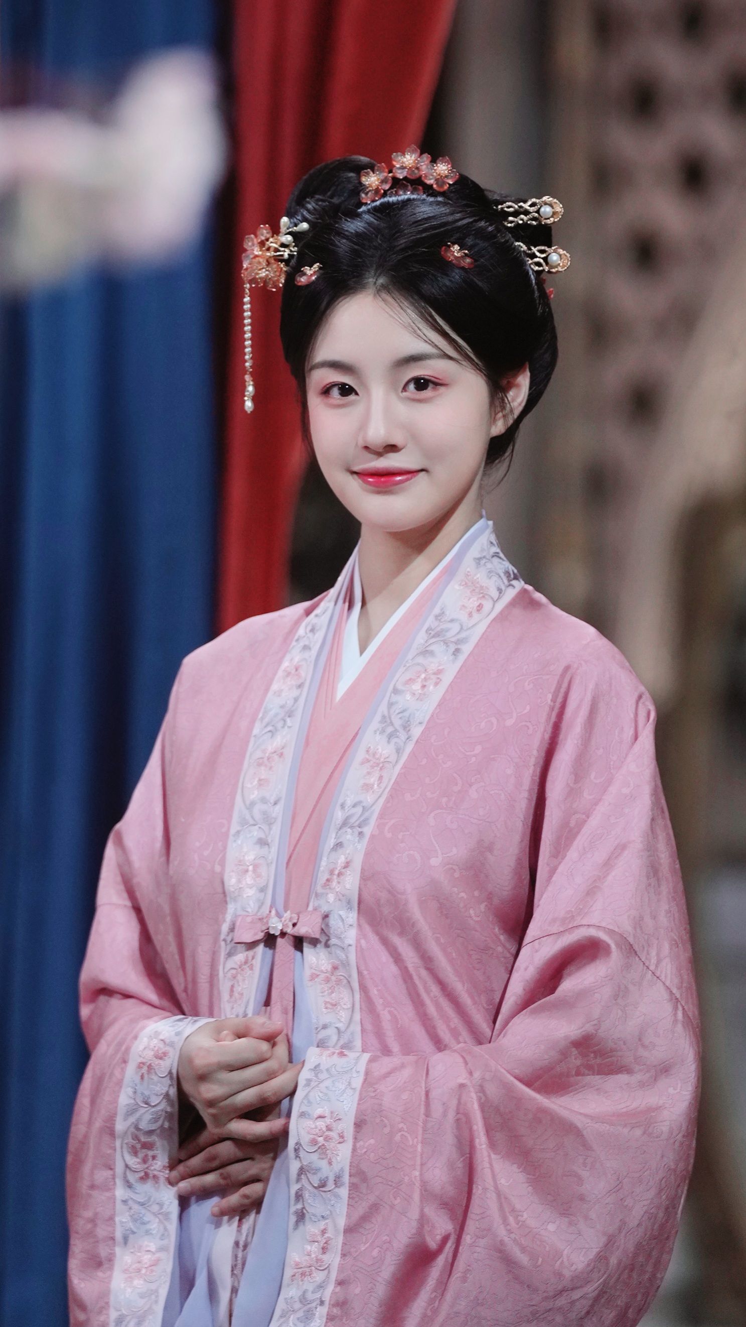Reconstructing Traditional Hanfu Costumes for Girls:A Journey into the Past Reconstructing Traditional Hanfu Costumes for Girls:A Journey into the Past