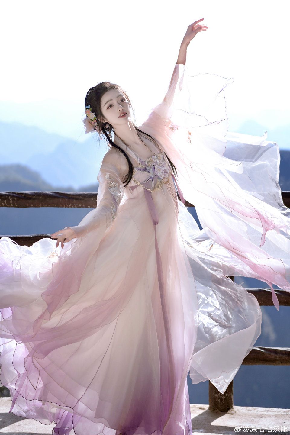 Elegant Display of Traditional Hanfu Shoes at the汉服秀 Elegant Display of Traditional Hanfu Shoes at the汉服秀