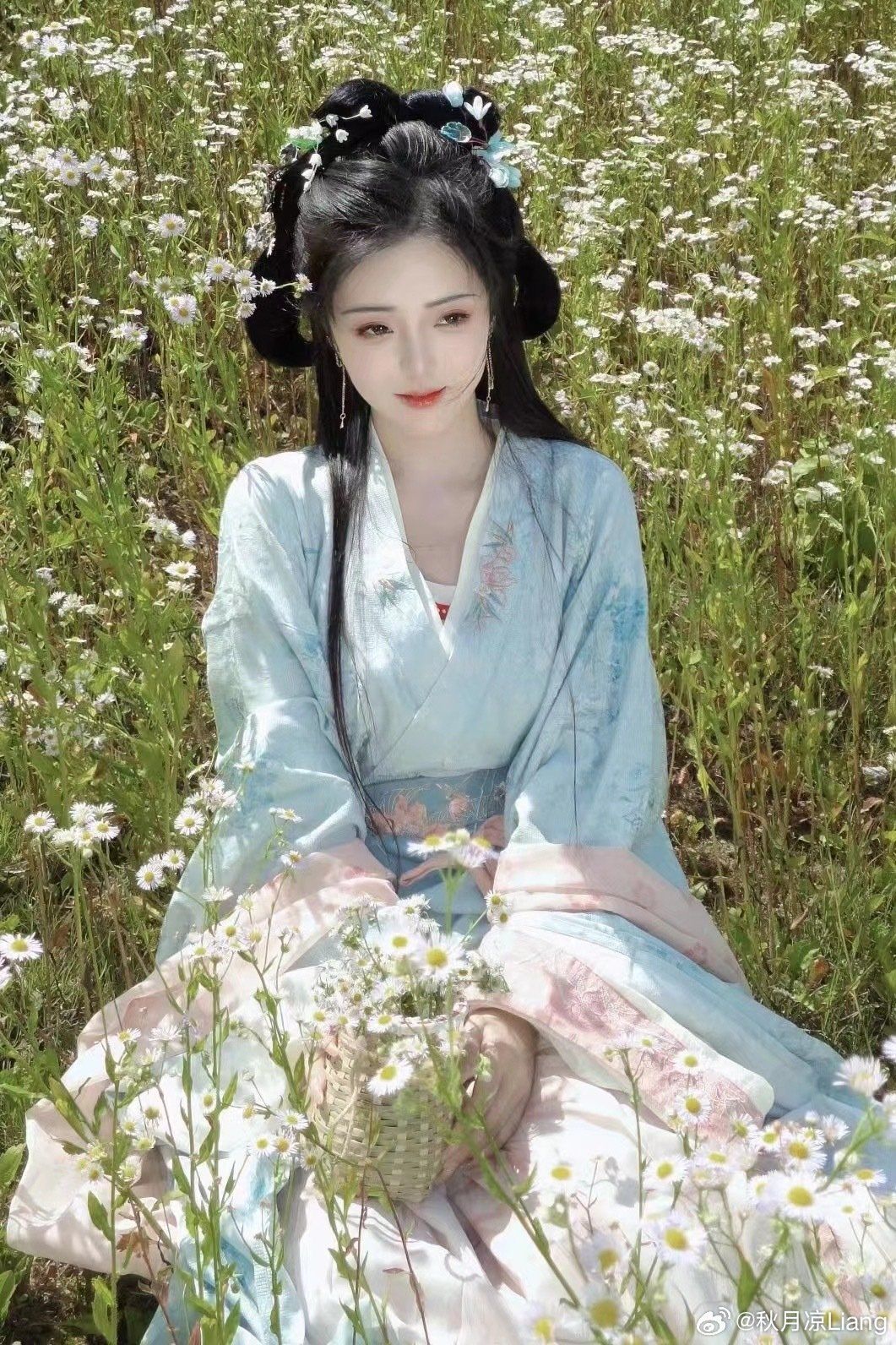 The Cheongsam with a Hooded Cape:A Blend of Traditional Elegance and Modern Style The Cheongsam with a Hooded Cape:A Blend of Traditional Elegance and Modern Style